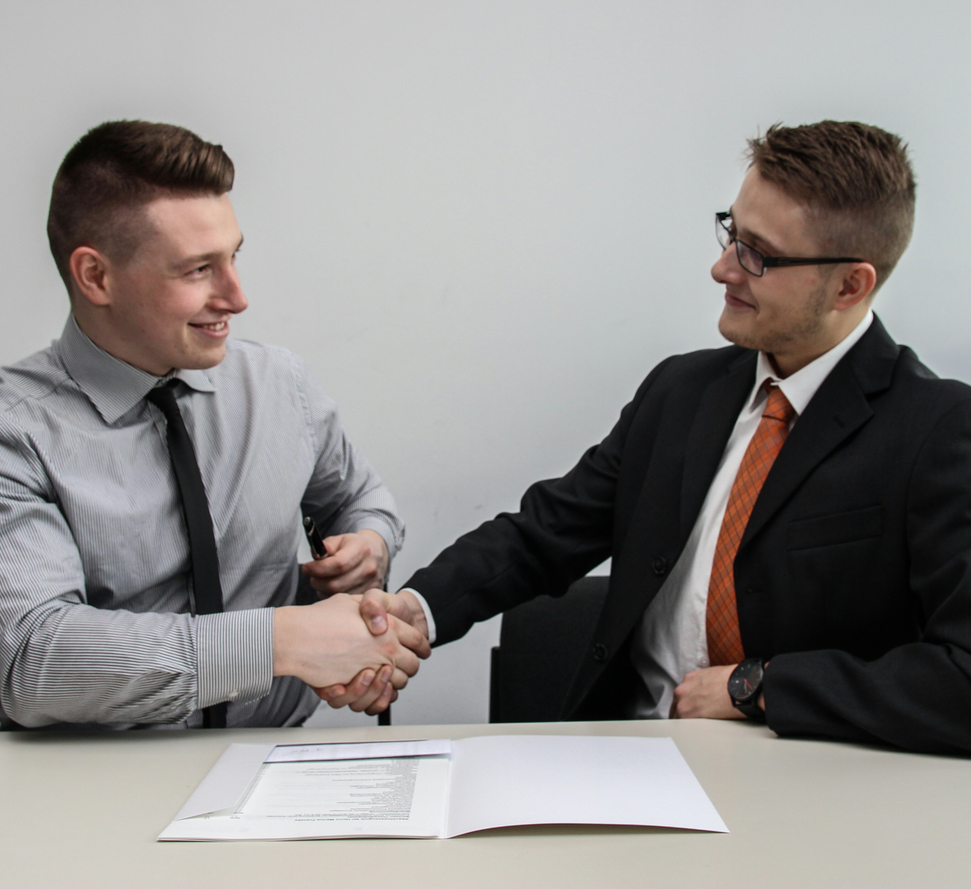 Deux professionnels qui se serrent la main